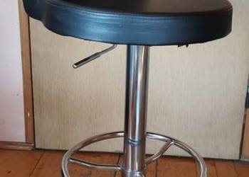 Hoker z metalowa noga