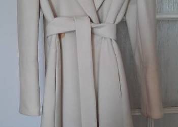 Zara - piękny płaszcz koloru ercu z paskiem.