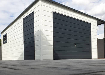 Blaszany garaż 4×5,5 m + zadaszenie 1×5,5 m – biały/ciemny grafitowy matowy