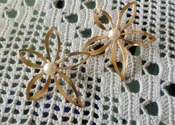 Nowe kolczyki duże kwiaty kolor złoty z perłą Nowe kolczyki duże kwiaty kolor złoty z perłą