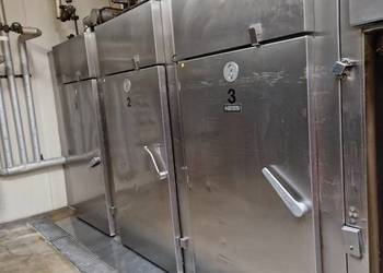 Instalacja komór wędzarniczych NESS z prysznicem chłodzącym i generatorem Instalacja komór wędzarniczych NESS z prysznicem chłodzącym i generatorem