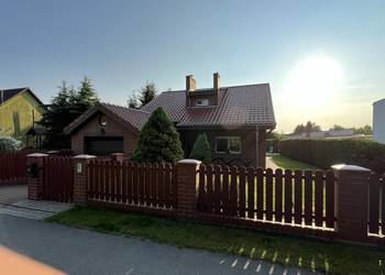 Przestronny dom, z dużą działką oraz stawem w spokojnej okolicy!