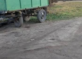 Przyczepy rolnicze, jedna sprawna, druga bez dwóch kół w całości na części