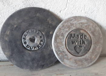 Zestaw podstawek ceramicznych ręcznie wykonanych.