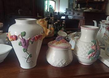 Majolika włoska. Wazon, z winogronami i owocami w Majolika włoska. Wazon, z winogronami i owocami w