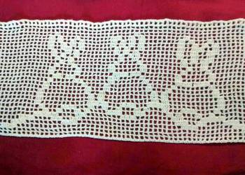 Szydełkowana dekoracja  / Trzy króliki  tyłem  /