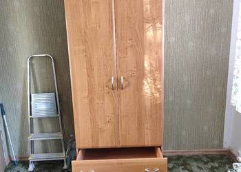 Sprzedam szafę ubraniową z szufladami.