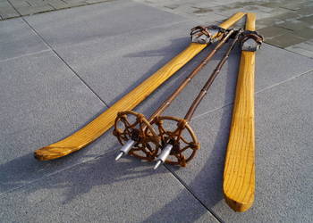 Stare narty jesionowe 190cm z kijkami