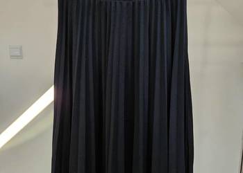 Czarna plisowana spódnica midi