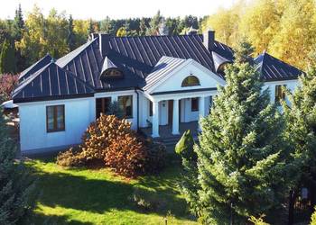 Na sprzedaż nieszablonowy dom w stylu klasycznego dworku, ogród, garaż