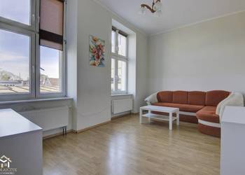 2 pokoje / Pl. Konstytucji 3 Maja / 40 m2 / 1 piętro
