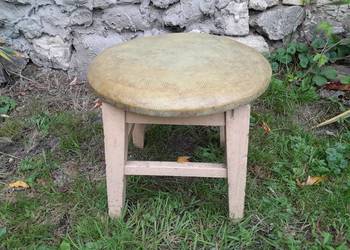 Mały okrągły taborecik taboret drewniany tapicerowany do renowacji retro