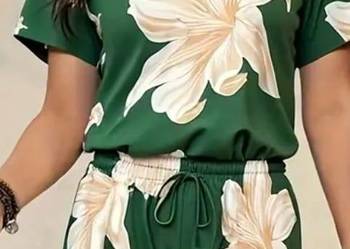 Komplet PLUS SIZE damski zielony z motywem lilii -bluzka, spodnie biust 128