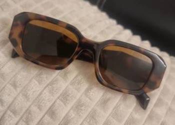 Okulary Prada.