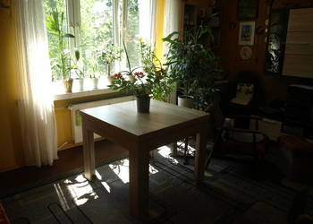 praktyczny, rozkładany stół 95 x 95 cm, po rozłożeniu 190 cm.