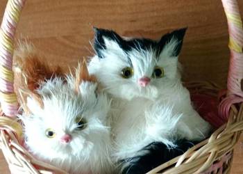 Figurka kotki w koszyku