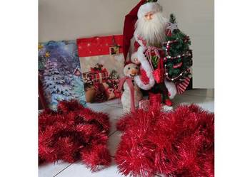 długi czerwony błyszczący łańcuch choinkowy na choinkę elegancki