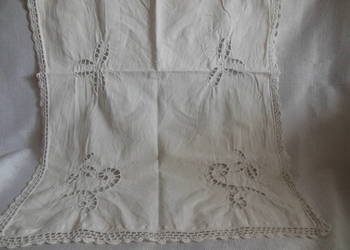 Serweta wykonana ręcznie, ażurowa, wykańczana szydełkiem Serweta wykonana ręcznie, ażurowa, wykańczana szydełkiem