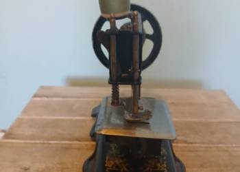 Zabytkowa miniaturowa maszyna do szycia