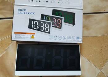 wielofunkcyjny zegar LED typu SR2205 z dużym czytelnym wyświetlaczem.