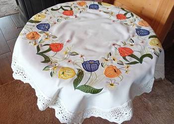 Obrus z haftem tulipany I szeroką koronką