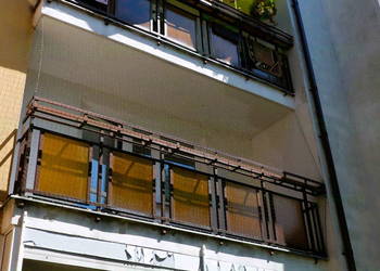 Montowanie siatki na balkon przeciw ptakom Warszawa Siatka na balkon montaż