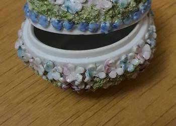 Porcelanowy zabytkowy pojemnik na biżuterię