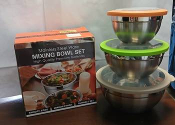 Zestaw misek do żywności.