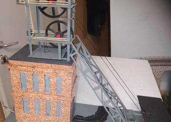 Wieża szybu górniczego z magazynem i kotłownią