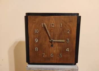 Stary, drewniany zegar z PRL