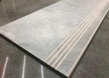 Beton na schodach, płytki ANTYPOŚLIZGOWE, stopnice 100x30