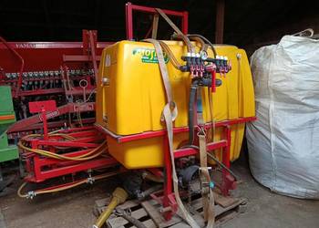 Opryskiwacz zawieszamy 600l zbiornik,  15m lance
