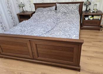 Lozko z 2 szafkami nocnymi