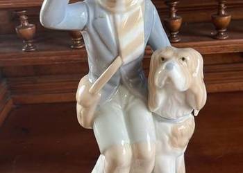 Figurka chłopięca z psem Bloodhound. Syg.  Miquel Requena.  Producent: