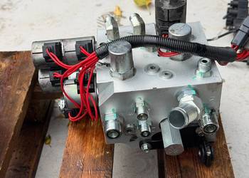 Rozdzielacz hydrauliczny czterosekcyjny HYSTER