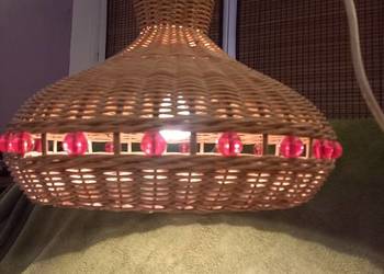 Lampa wisząca-żyrandol z wikliny, z czerwonymi zdobieniami