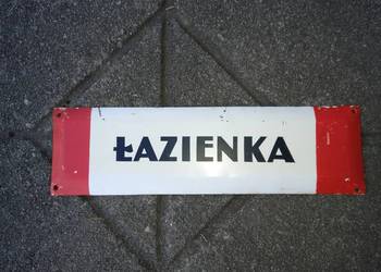stara tablica malowana z napisem łazienka