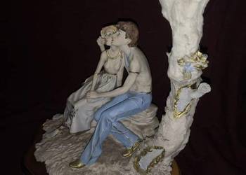Figurka  Capo di Monte. Pary kochanków. Siedząca Para na ławeczce