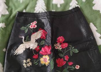 Spódnica ozdabiana ze skóry