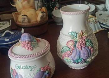 Wazon z truskawkami i śliwkami . Majolika Wazon z truskawkami i śliwkami . Majolika