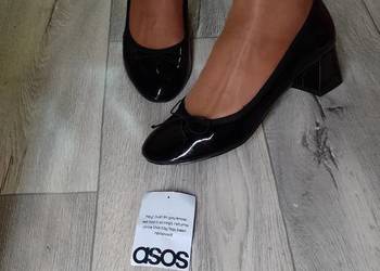 (40) ASOS Design/ Czarne, lakierowane czółenka wieczorowe z Londynu, NOWE