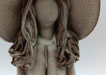 Ceramika kobieta bez twarzy w dużym kapeluszu