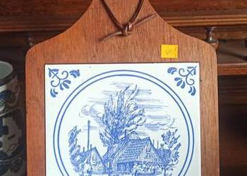 Deska z kafelkiem ceramicznym. Chaty.
