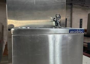 Umywalka z panelem z baterią ze stali nierdzewnej