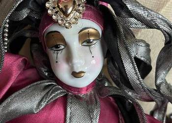 Lalka harlekin. Kolekcjonerska. Wenecka.  Lalka ma porcelanową głowę, dłoni