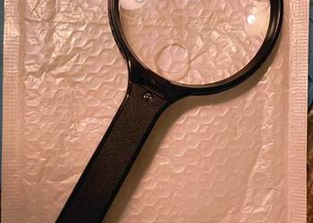 Lupa powiekszająca 2-4 razy z podświetleniem.