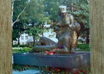 KOŁOBRZEG - POMNIK SANITARIUSZKI ( FRANCISZEK HOŁYST )