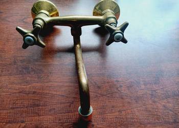 Stara mosiężna bateria ścienna umywalkowa