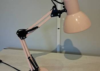 używana lampka na biurko model THK-063189 w kolorze pudrowy róż stan bdb-