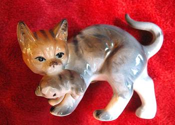 Kot - Koteczka z dzieckiem - figurka porcelana - 7 x 9 x 5 cm
